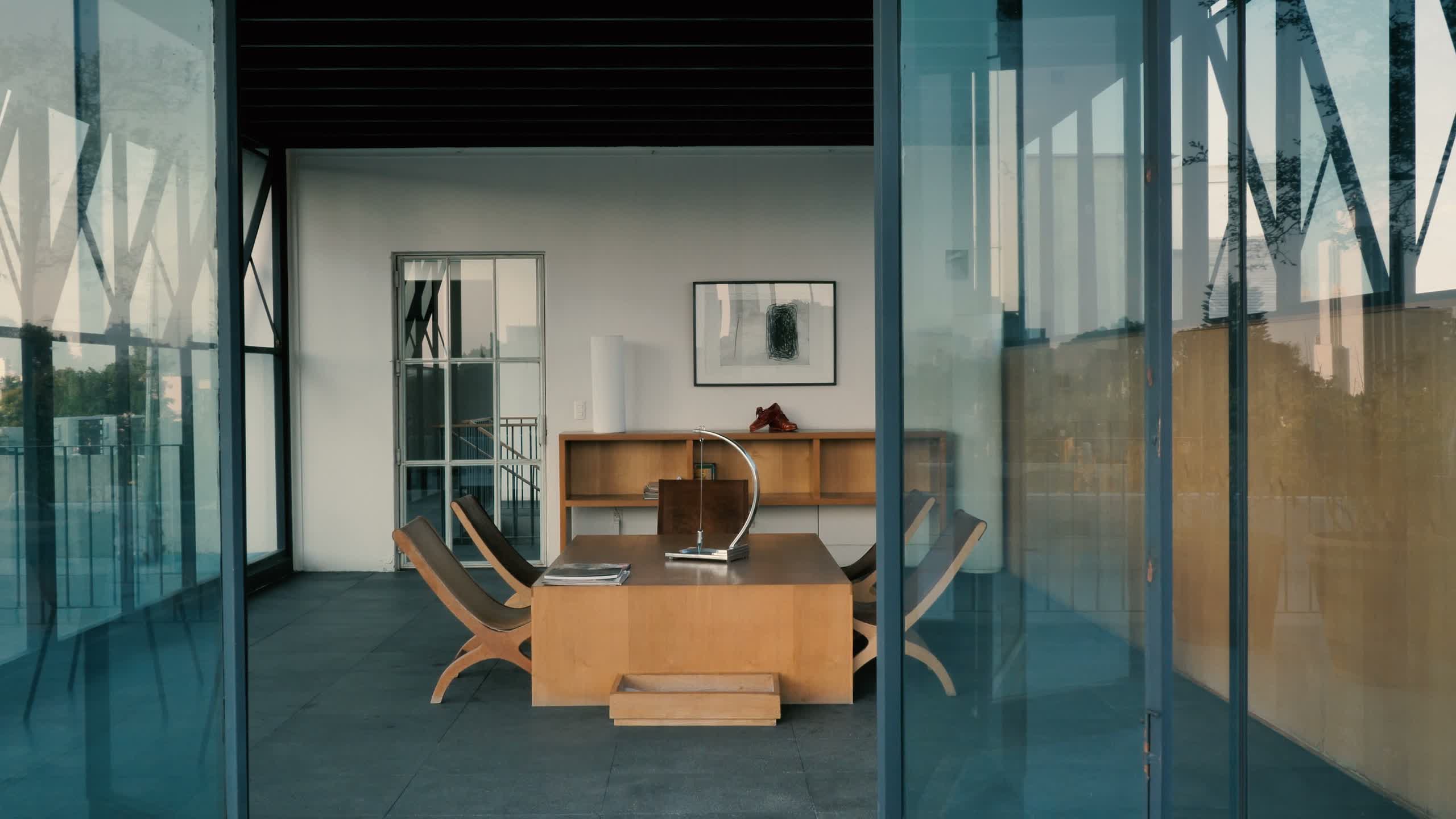 Architectonische woonruimte met houten meubels, sfeerbeeld